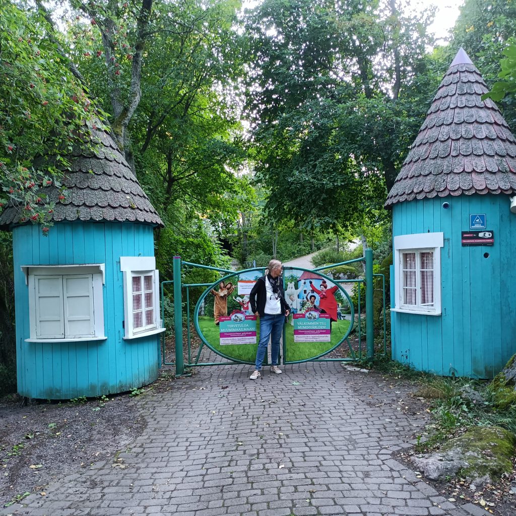 Eingang von Moominworld mit Elke - der letzte Tag in Finnland