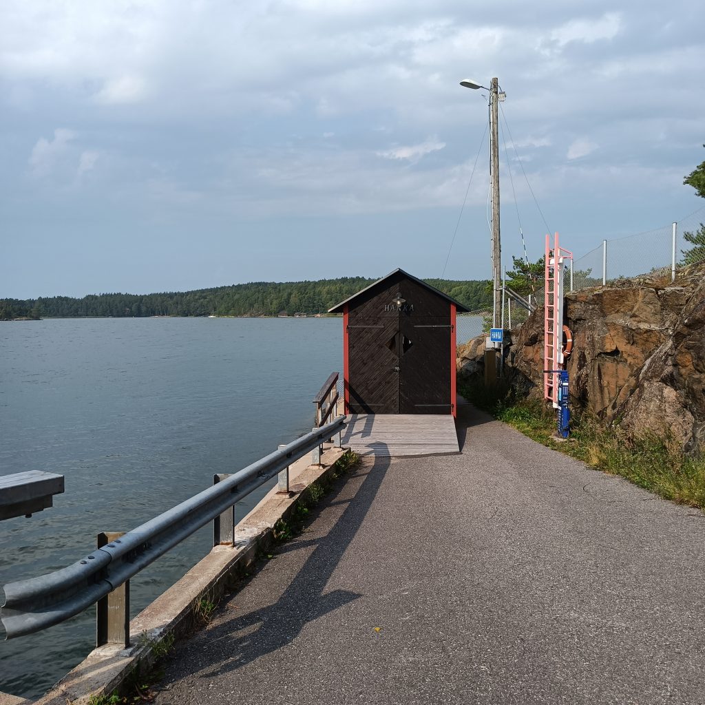 Straße, Wartehäuschen am Fährableger