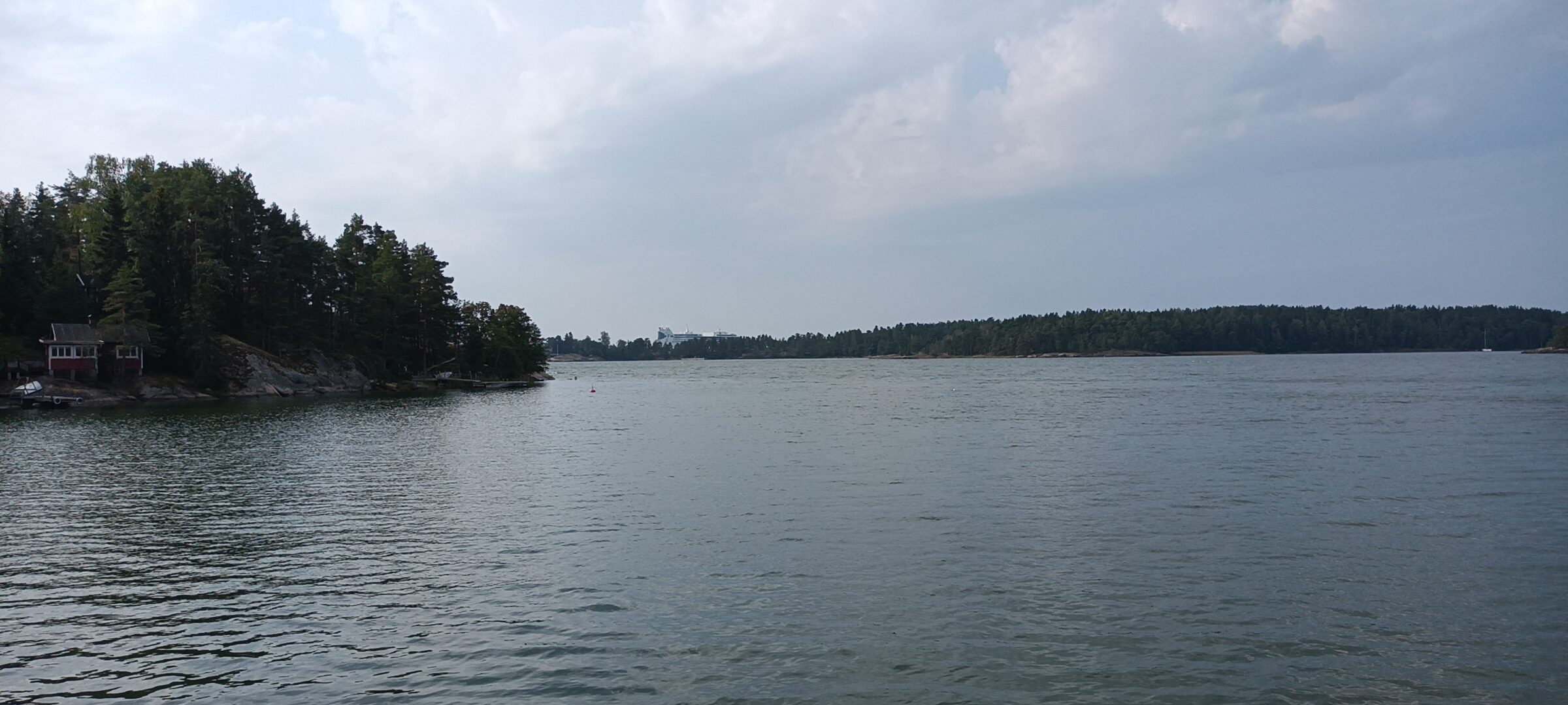 Wasser und Inseln mit Fähre im Hintergrund - der letzte Tag in Finnland