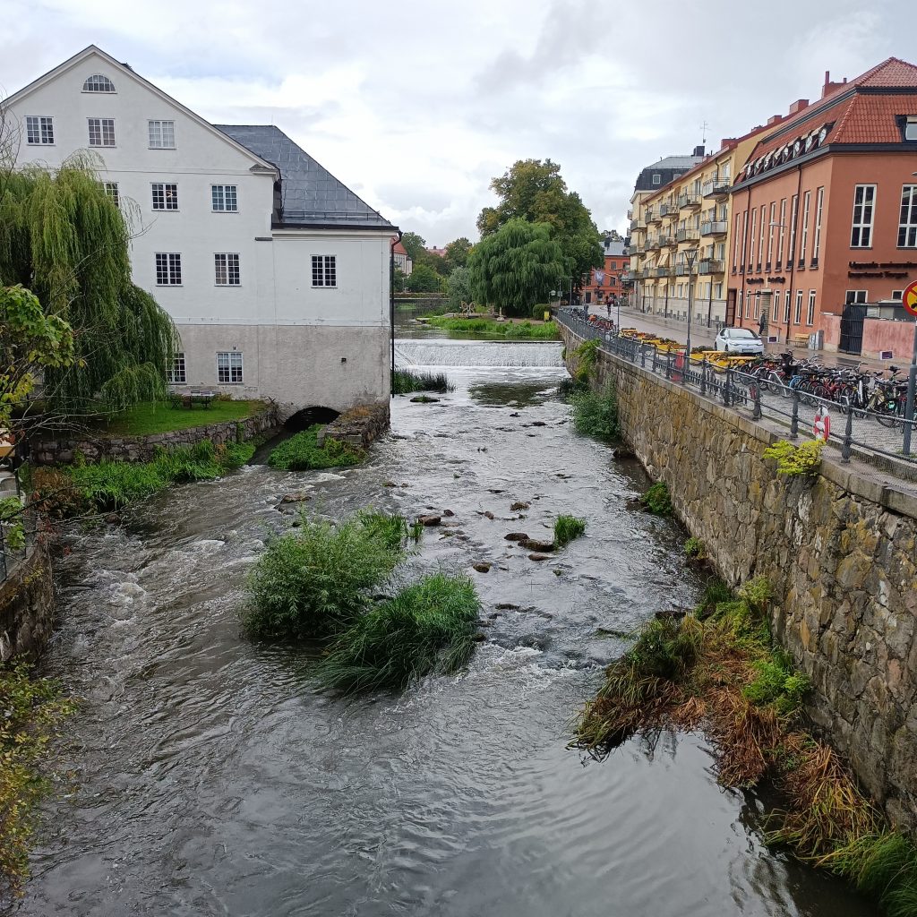 Fluss durch Häuser