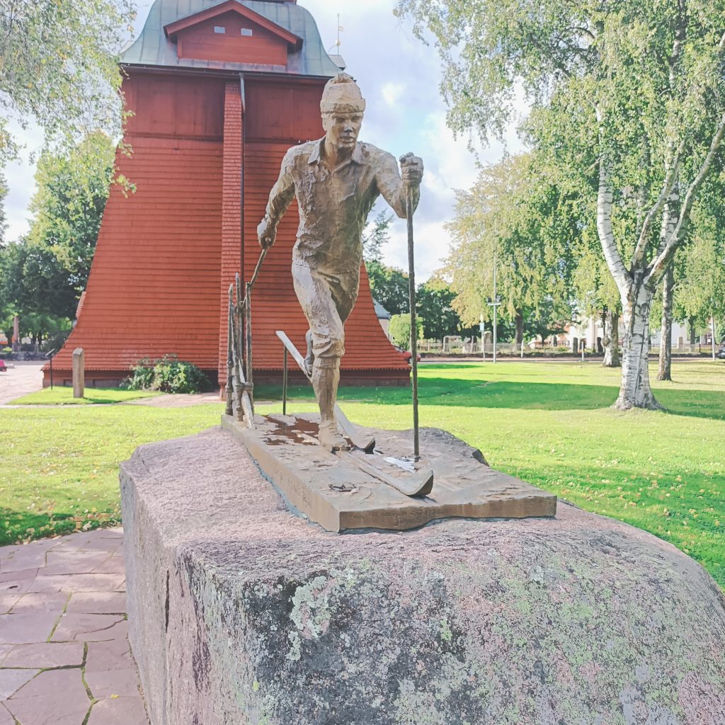 Skilangläuferskulptur in Mora in Dalarna