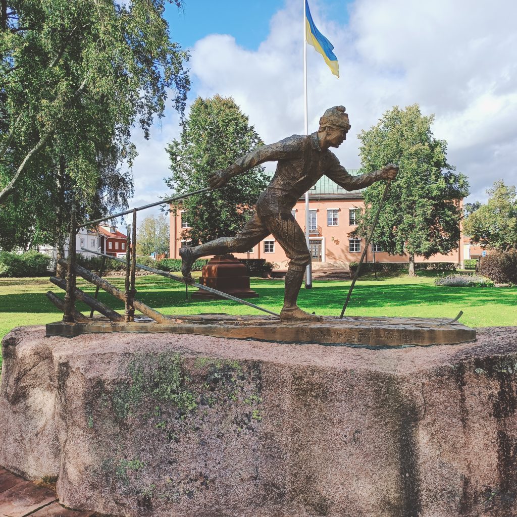 Skilangläuferskulptur in Mora in Dalarna