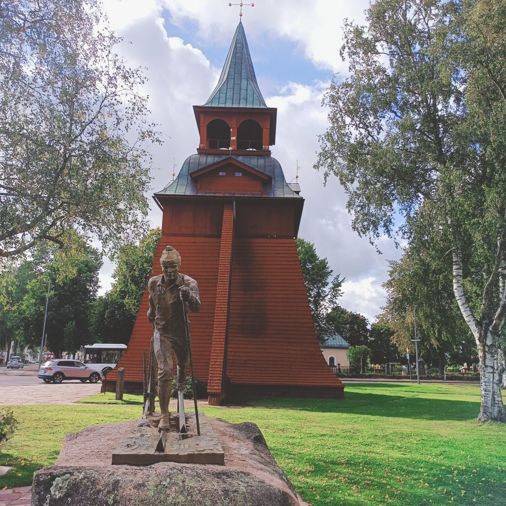 Skilangläuferskulptur in Mora in Dalarna