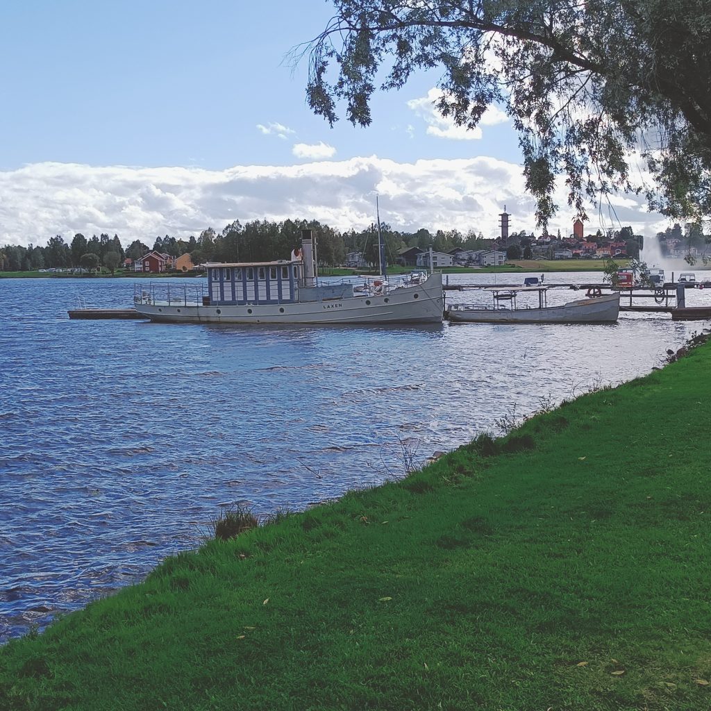 Zwei Schiffe im See bei Mora in Dalarna