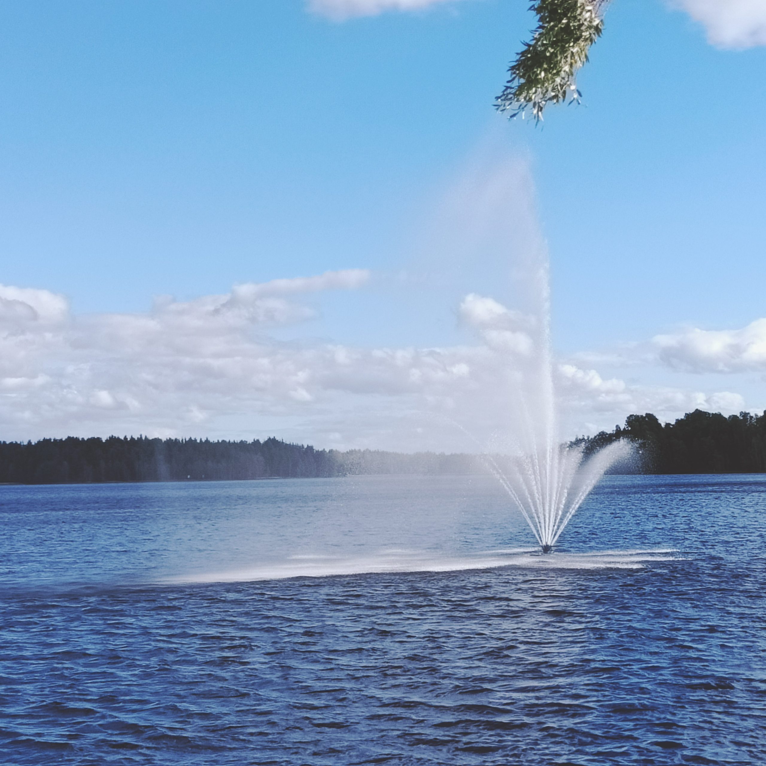 Wasserfontäne im See bei Mora in Dalarna