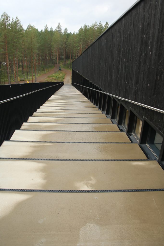 Weiße Treppe mit schwarzen Geläder