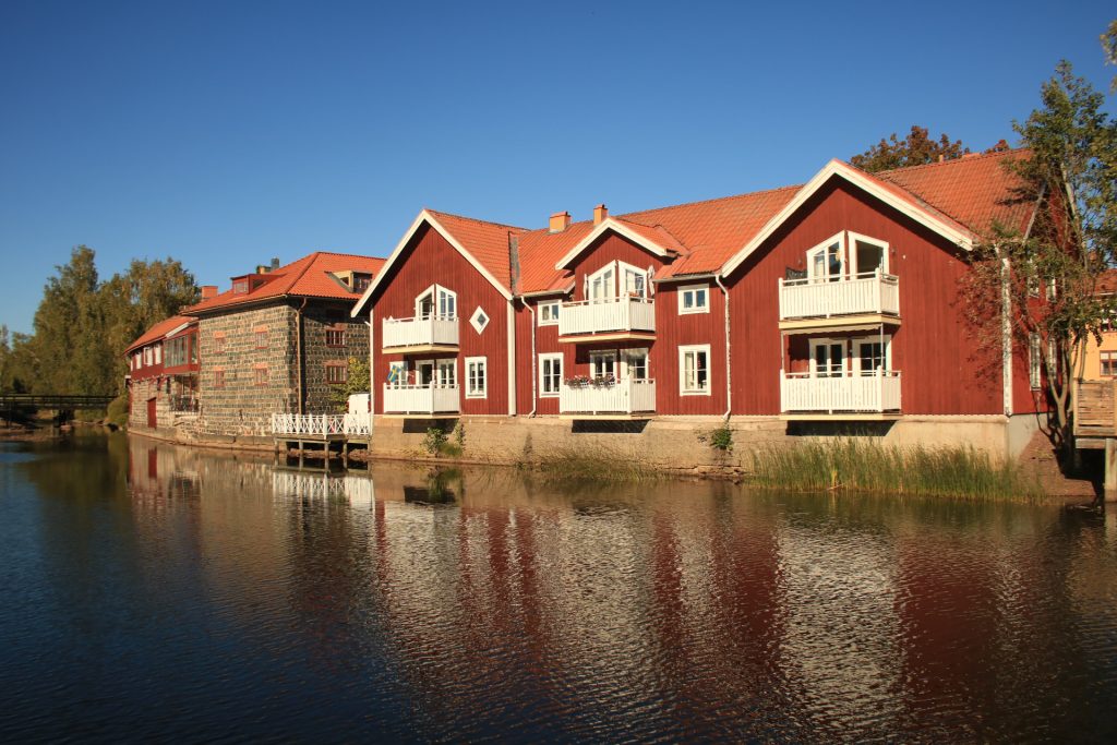 Häuser am Fluss in Falun