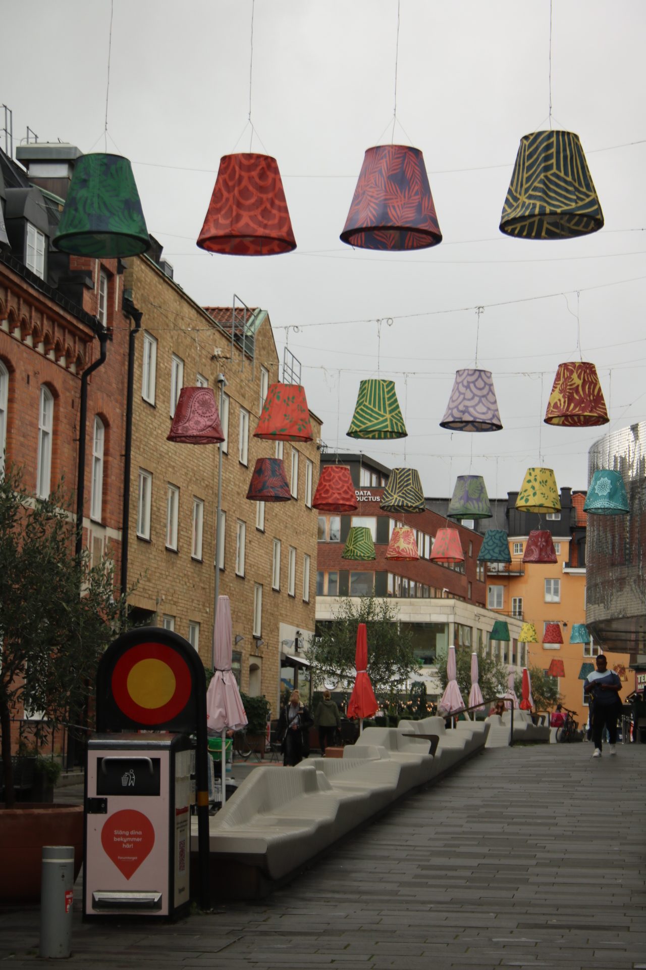 Straße mit Lampenschirmen über der Straße in Uppsala