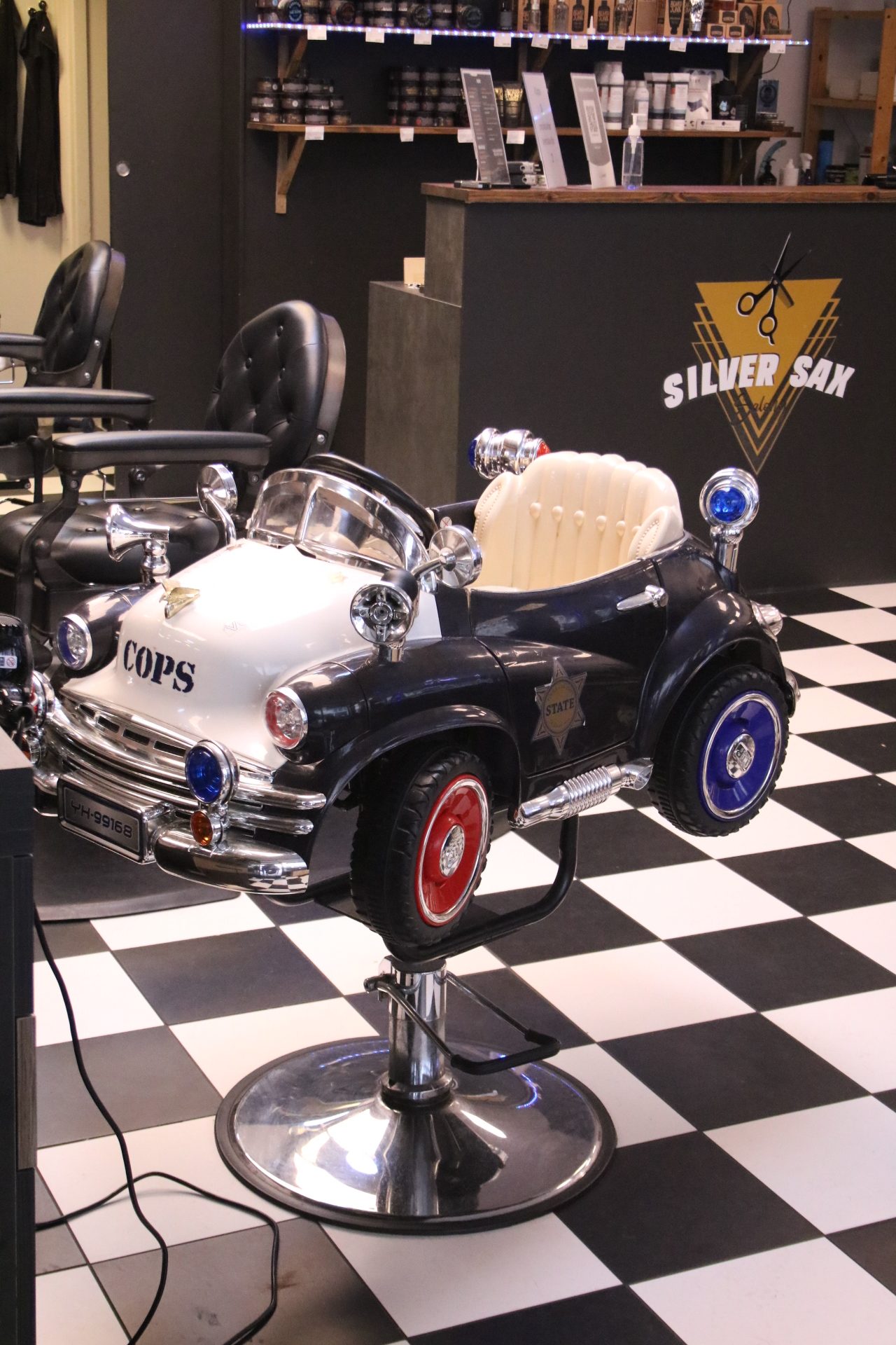 Polizeiauto als Frisörstuhl