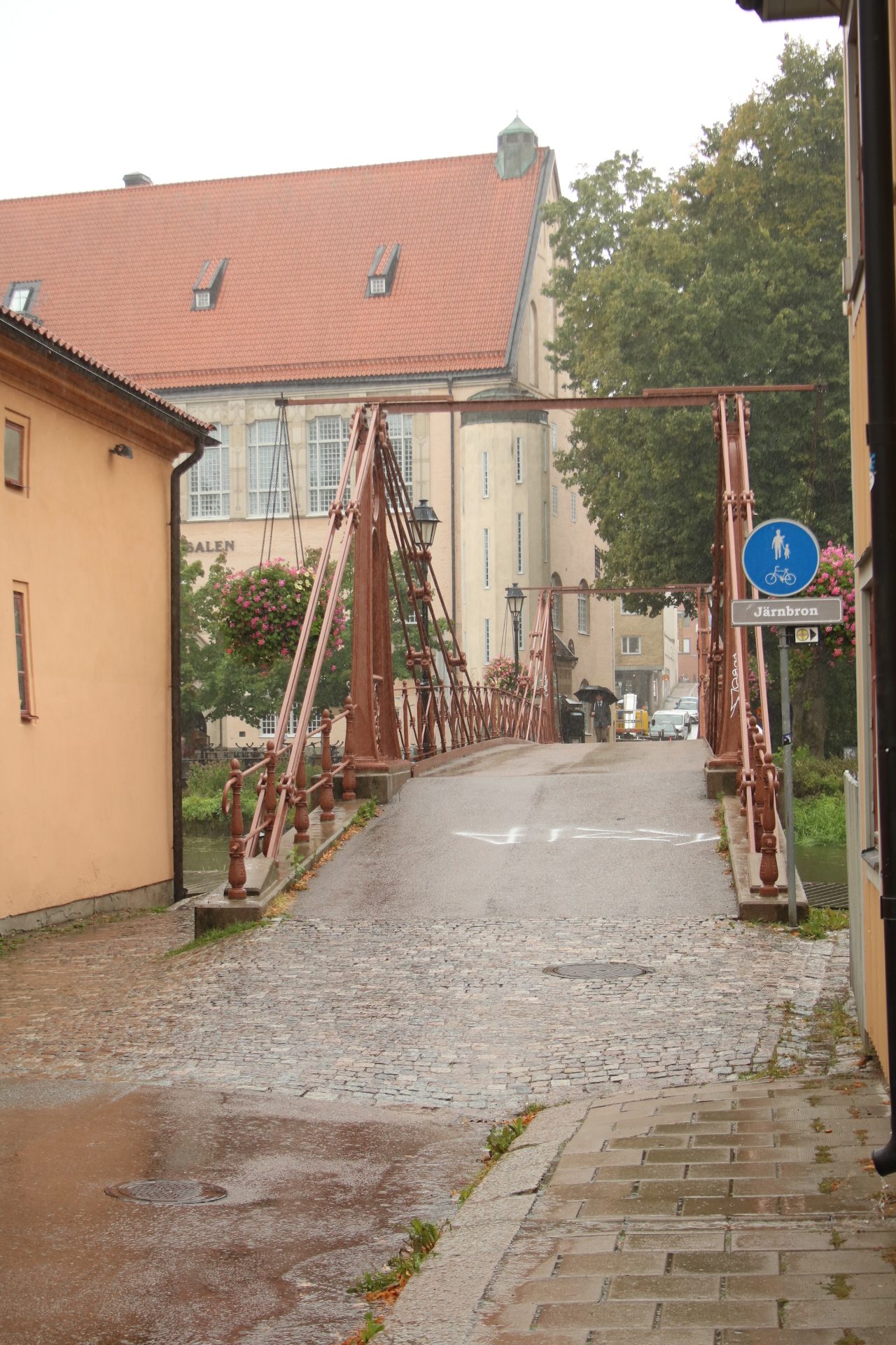 Straße zu einer Brücke in Uppsala