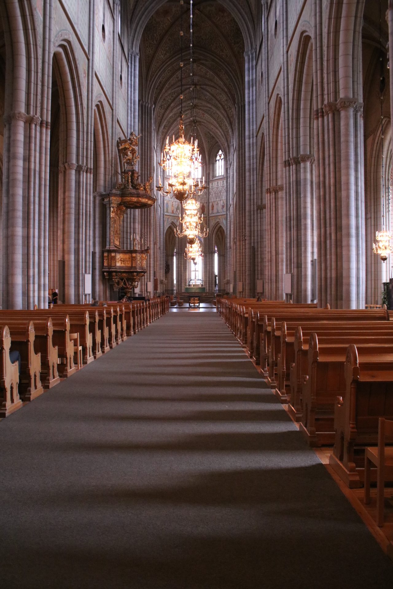 Mittelschiff im Dom mit Blick auf den Altar