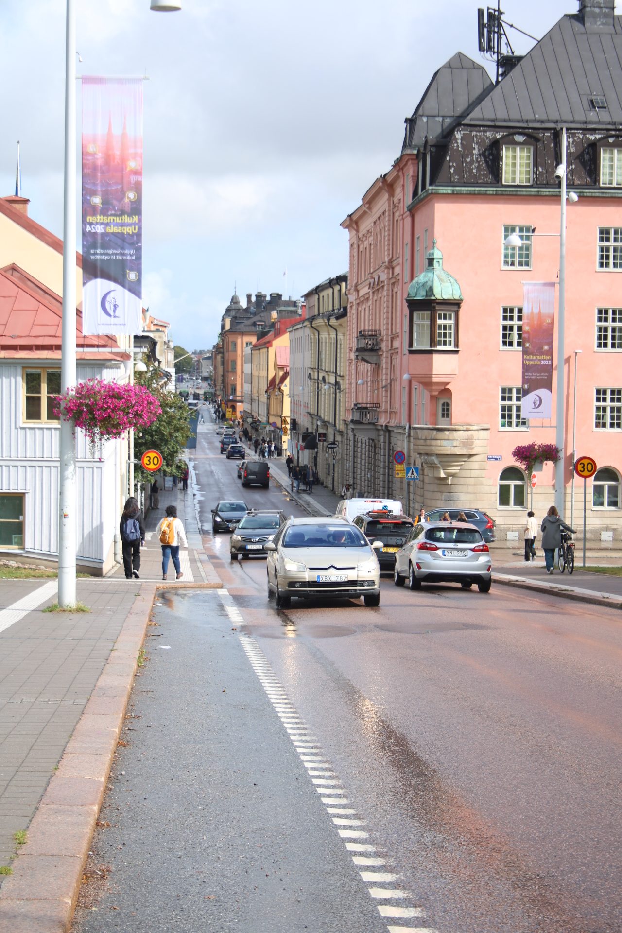 Straße mit Auto und alten Häusern in Uppsala