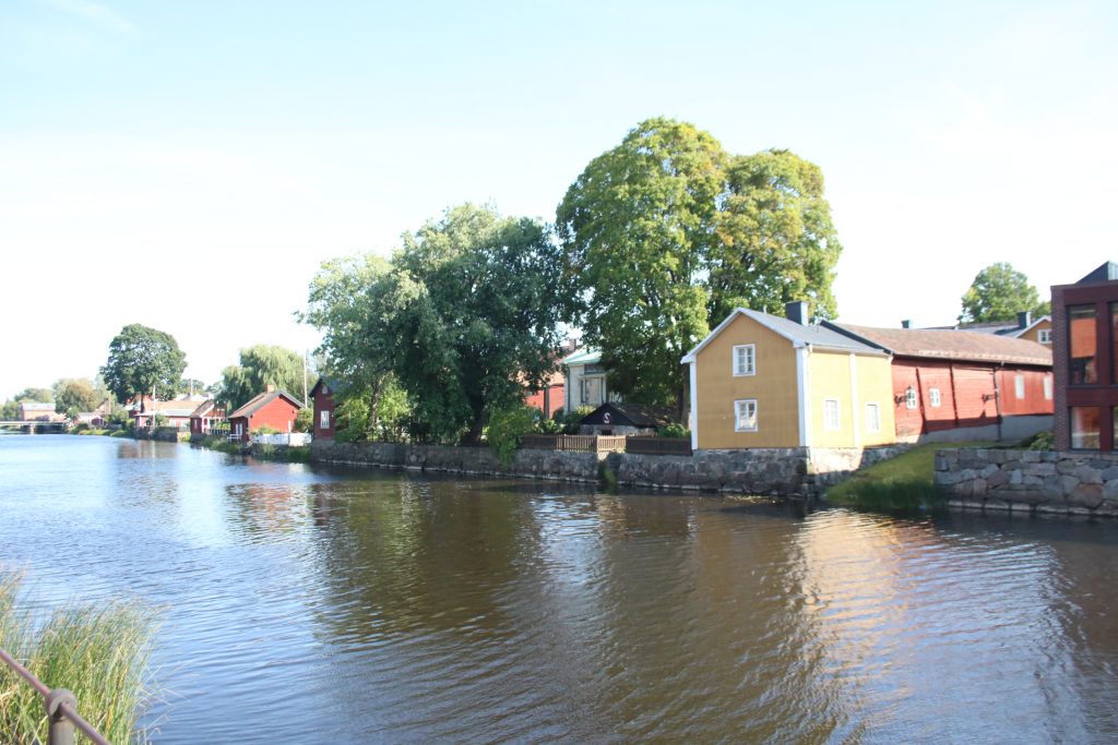 Bäume und Häuser am Ufer