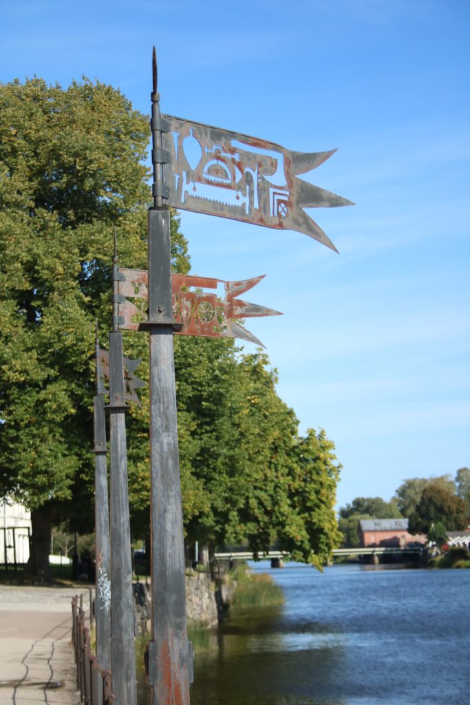Metalfahnen auf der Promenade