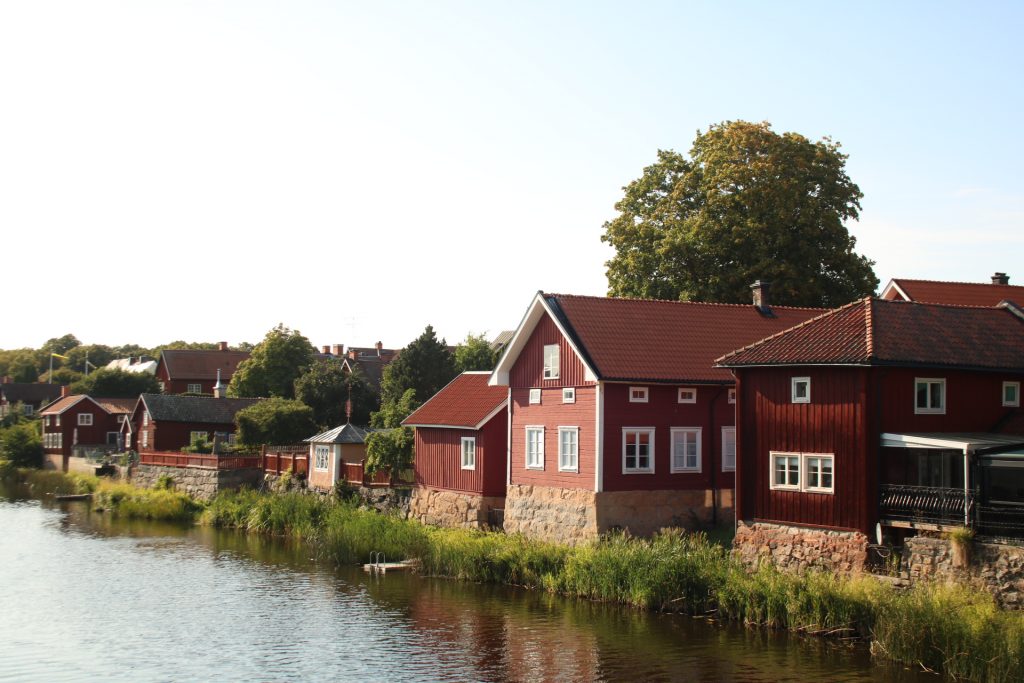 Alte Häuser am Fluss