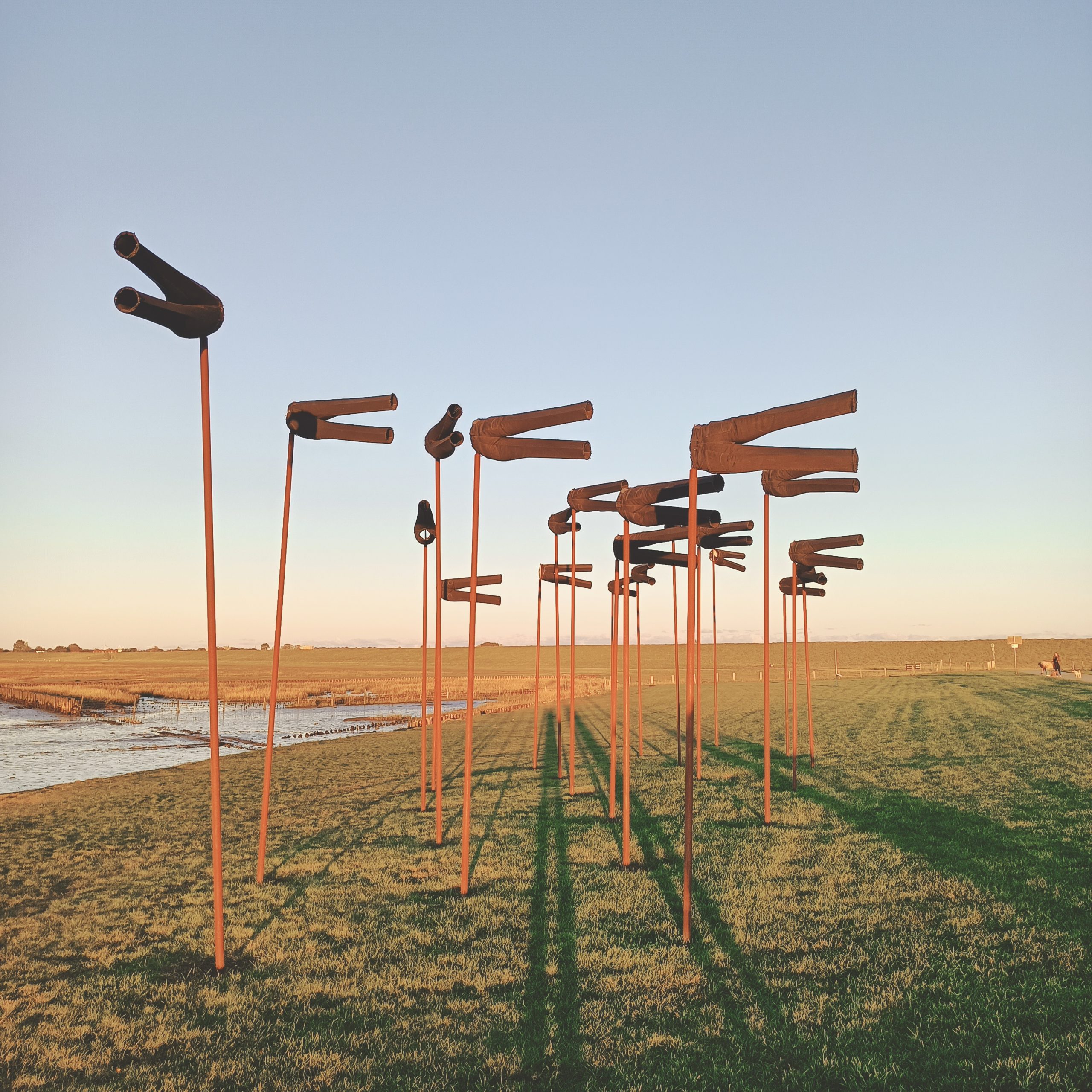 Windhosenskulptur am Strand von Husum