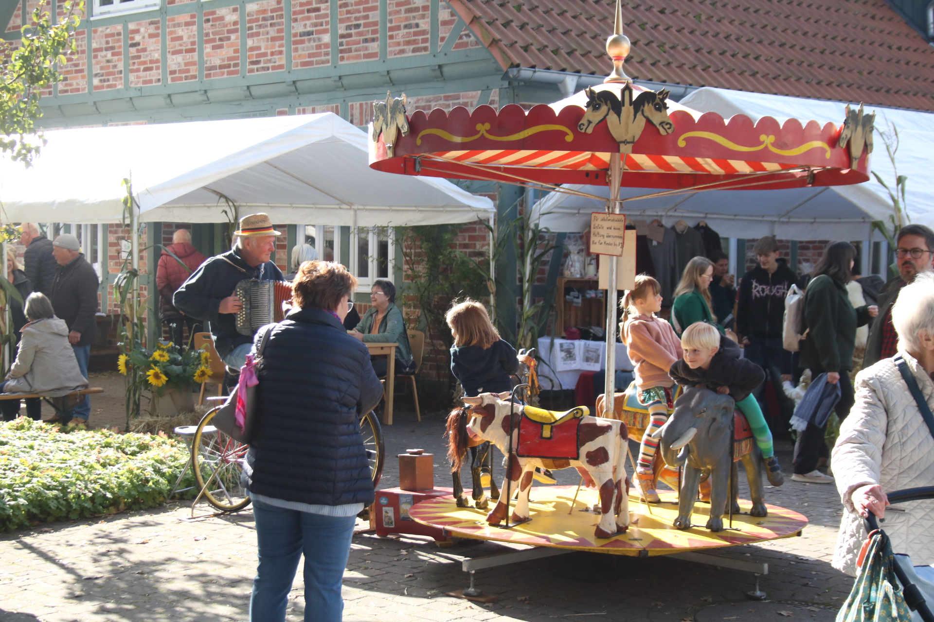 Kinderkarusell auf dem Apfelmarkt