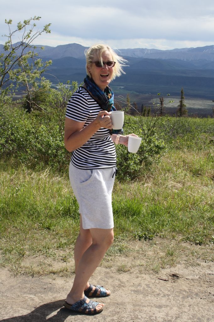 Elke beim Kaffee trinken